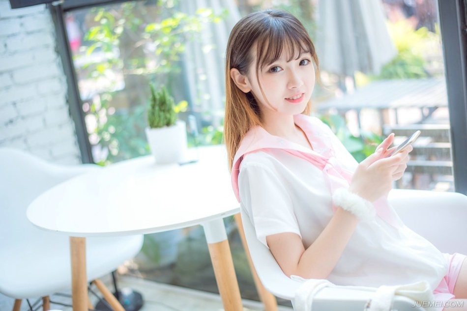 花一些时间，总会看清一些事。经历一些事情，总会看清一些人。不管爱情友情亲情，都是易碎品，一旦出现过裂缝，便很难恢复原貌；不论是谁对不起谁，那裂缝都如同两面刃，一面伤人一面伤己。一些事情，当我们年轻的时候，无法懂得，当我们懂得的时候，已不再年轻。